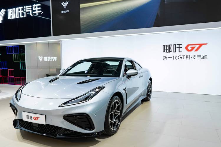 成都334哪吒汽车在智能汽车领域的表现，领途汽车在新能源汽车市场中的影响力